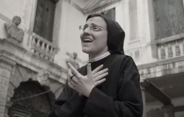 Θα εκπλαγείτε με το πρώτο τραγούδι της καλόγριας του ιταλικού Voice (βίντεο)