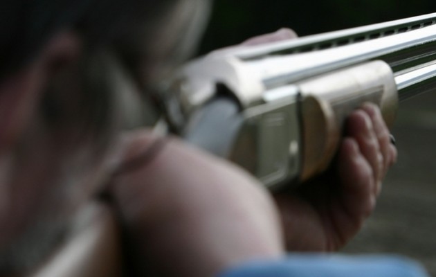 Έμπορος έβγαλε καραμπίνα σε δικαστική επιμελήτρια