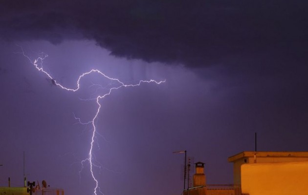 Στο μάτι του κυκλώνα η Αττική – Δείτε τον χάρτη των κεραυνών