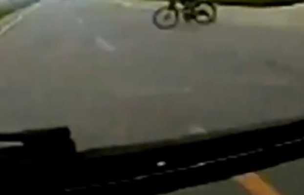 Έγραφε μήνυμα στο κινητό και σκότωσε μοτοσικλετιστή (βίντεο)