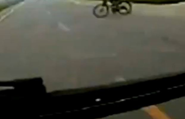 Έγραφε μήνυμα στο κινητό και σκότωσε μοτοσικλετιστή (βίντεο)