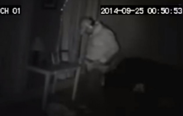 Ο κλέφτης δοκίμαζε τα εσώρουχα του θύματος (βίντεο)