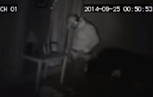 Ο κλέφτης δοκίμαζε τα εσώρουχα του θύματος (βίντεο)