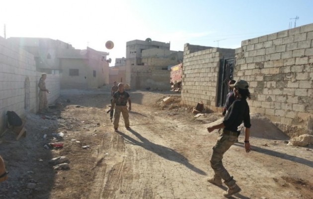 Κομπάνι: Πέφτουν βόμβες και οι Κούρδοι παίζουν μπάλα