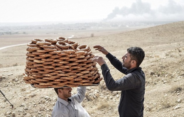 “Θέαμα” με πλανόδιους εμπόρους και “κουλουράδες” η πολιορκία της Κομπάνι