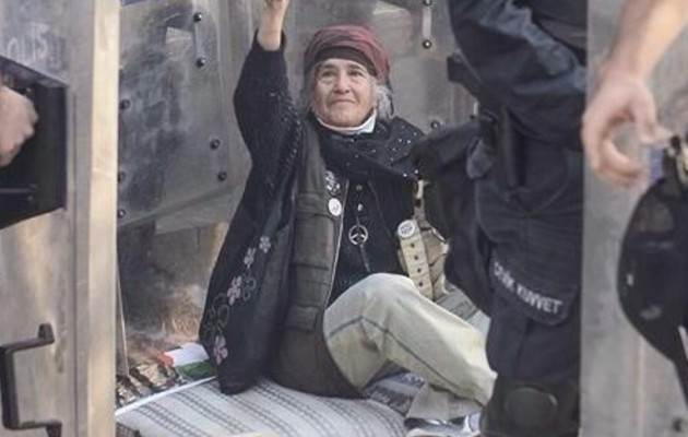 Πόσοι Τούρκοι αστυνομικοί χρειάζονται για να “πιάσουν” μια γιαγιά; Δείτε…