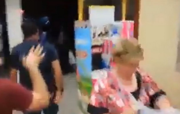 Κουρδιστάν: Απίστευτο βίντεο – Διώχνουν τους Τούρκους αστυνομικούς (βίντεο)