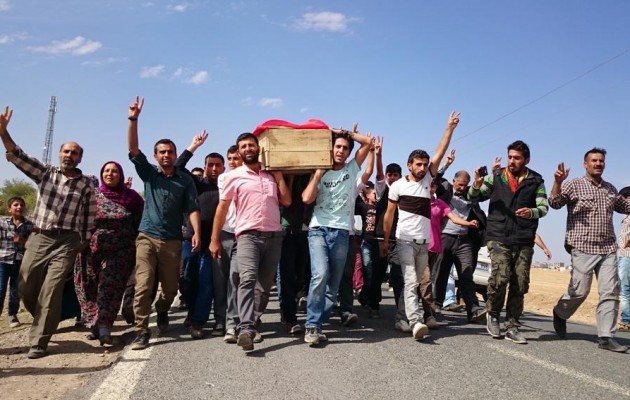 Οι Κούρδοι θάβουν τους νεκρούς τους και βγαίνουν πάλι στο δρόμο
