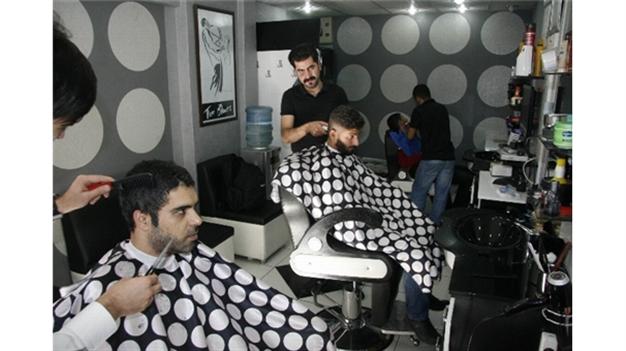 Κούρδοι ξυρίζουν τα μούσια για να μη μοιάζουν με τζιχαντιστές