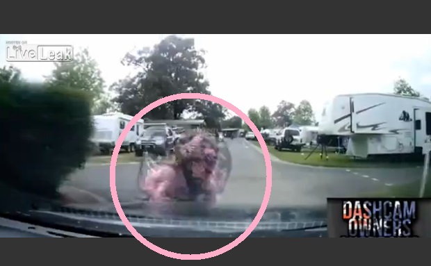 Εντυπωσιακό: Δείτε πώς το κράνος σώζει ζωές! (βίντεο)