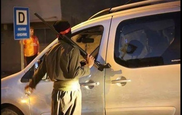 Οι Κούρδοι ένοπλοι στους δρόμους στήνουν σημεία ελέγχου