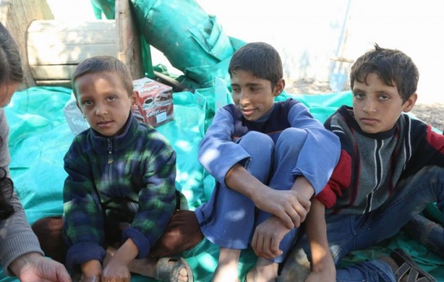 Για να γλιτώσουν από το Ισλαμικό Κράτος σύρθηκαν κάτω από συρματοπλέγματα