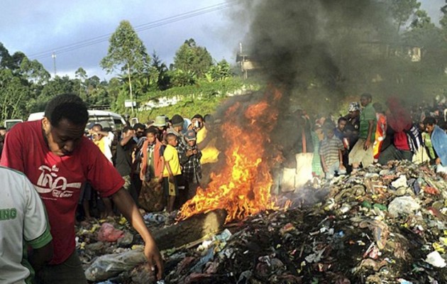Έκαψαν 7 ανθρώπους – Νόμιζαν ότι τους έκαναν μάγια (βίντεο)