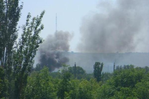 Ματωμένη κηδεία από βομβαρδισμό νεοναζί στη Μαριούπολη (βίντεο)