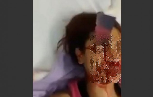 Της κάρφωσε το μαχαίρι στο κεφάλι (βίντεο)