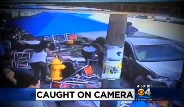 Αυτοκίνητο παρασέρνει πελάτες την ώρα που τρώνε σε εστιατόριο (βίντεο)