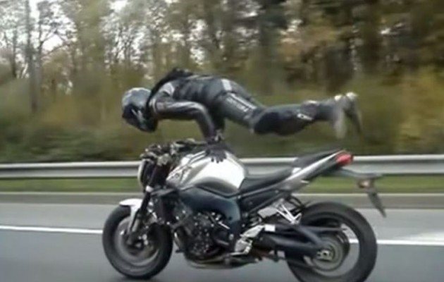 Ακροβατικά θανάτου στη μέση του δρόμου (βίντεο)