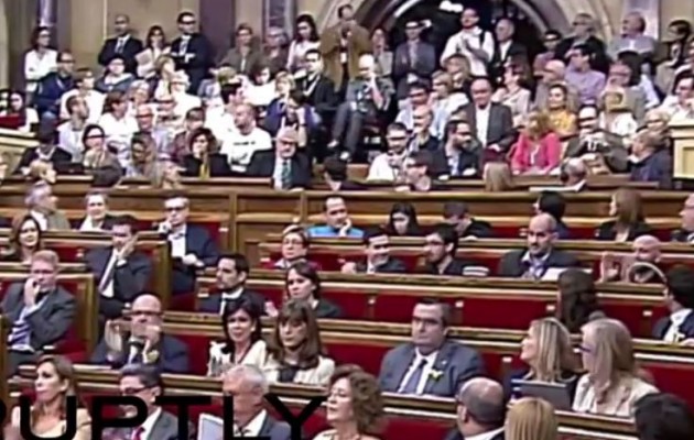 Χαιρετούσαν ναζιστικά στη βουλή της Καταλονίας (βίντεο)