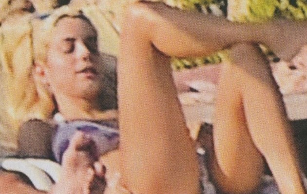 Η Δούκισσα Νομικού ποζάρει όπως πρέπει στην πλαζ!