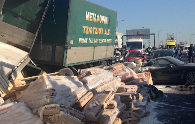 Καραμπόλα νταλίκας με 8 ΙΧ στην Εθνική – ουρές χιλιομέτρων