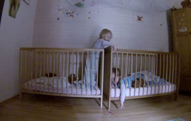 Η ομαδική προσπάθεια των διδύμων για να πιάσουν την… πιπίλα (βίντεο)