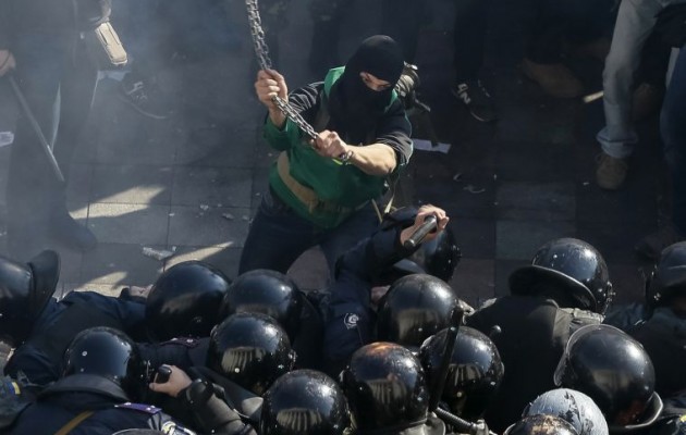 Φασίστες τα έκαναν γυαλιά καρφιά στην ουκρανική Βουλή (φωτο + βίντεο)