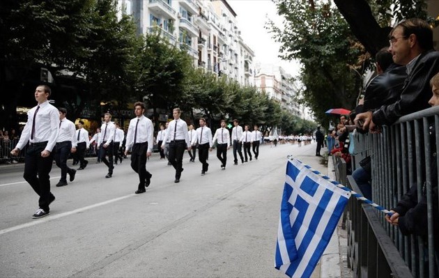 Θεσσαλονίκη: Δεν άνοιγαν τα κιγκλιδώματα ακόμα και μετά τη λήξη της παρέλασης (βίντεο)