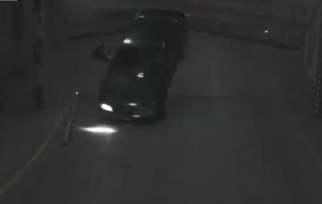 Κατέστρεψε το ΙΧ και τραυμάτισε την γυναίκα του παρκάροντας (βίντεο)