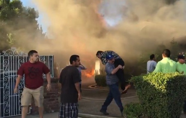 Μπήκε σε φλεγόμενο σπίτι για να σώσει έναν άγνωστο (βίντεο)
