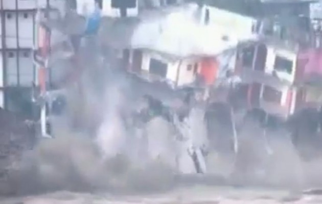 Το ποτάμι γκρεμίζει τα σπίτια (βίντεο)