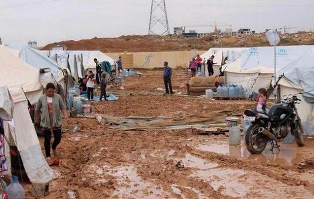 Οι πρόσφυγες Γιαζίντι τώρα παλεύουν με τις λάσπες (φωτο)