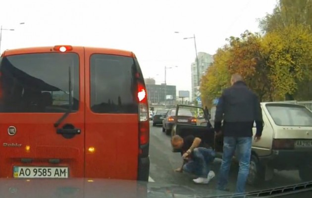 Το πρόστιμο για παράνομη προσπέραση είναι 5… μπουνιές (βίντεο)