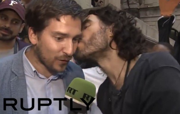 Ο Ράσελ Μπραντ φίλησε τον ρεπόρτερ και κάλεσε σε επανάσταση (βίντεο)