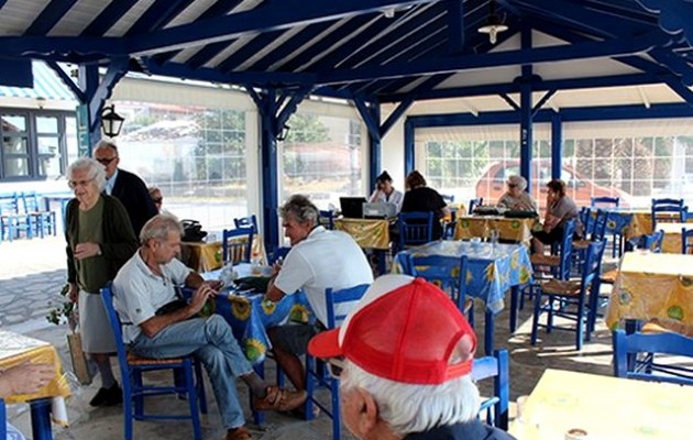 Στην Σάμο συνταγογραφούν στο… καφενείο (φωτο)