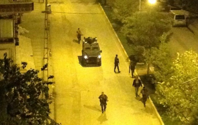 Ο τουρκικός στρατός πυροβολεί όποιον στους δρόμους κυκλοφορεί
