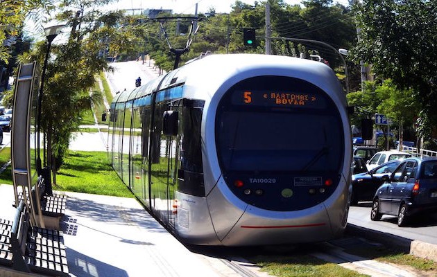 Τραμ παρέσυρε γυναίκα στη λεωφόρο Ποσειδώνος