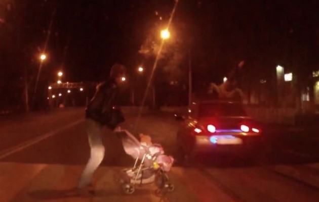 Μεθυσμένος οδηγός χτυπάει κοπέλα μπροστά στην κάμερα! (βίντεο)