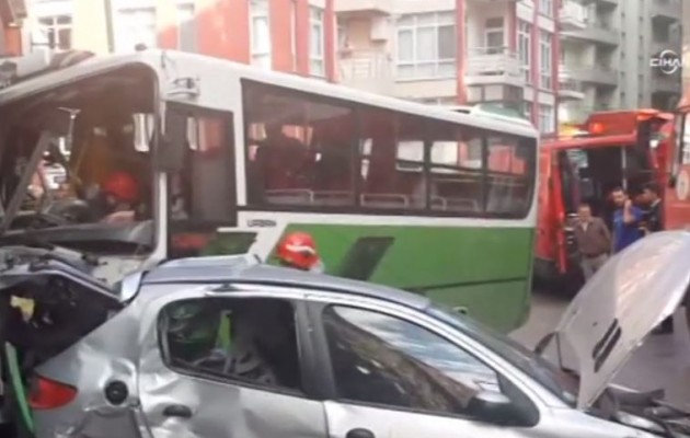 Λεωφορείο με σπασμένα τα φρένα τραυματίζει 5 (βίντεο)