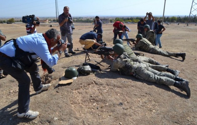 Δείτε τους Τούρκους να σκηνοθετούν “συναγερμό” στα σύνορα με τη Συρία