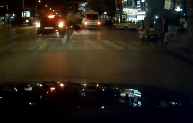 Συγκλονιστικό: Αυτοκίνητο χτυπάει πεζούς και φεύγει μπροστά στην κάμερα! (βίντεο)