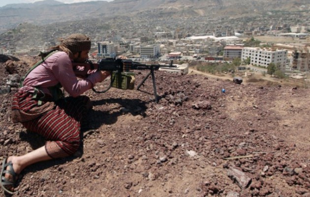 Μάχες μαίνονται στην Υεμένη μεταξύ Χούτι και Αλ Κάιντα
