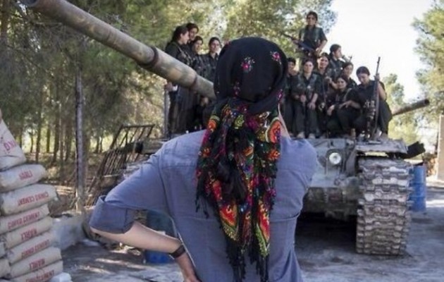 Κούρδισσες βγάζουν “αναμνηστική” σε τανκ τζιχαντιστών που κατέλαβαν