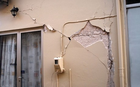 Μη κατοικήσιμα 75 κτήρια στο Αίγιο από το σεισμό των 4,8 Ρίχτερ