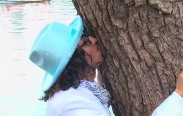 Άντρας παντρεύεται δέντρο για δεύτερη φορά (βίντεο)