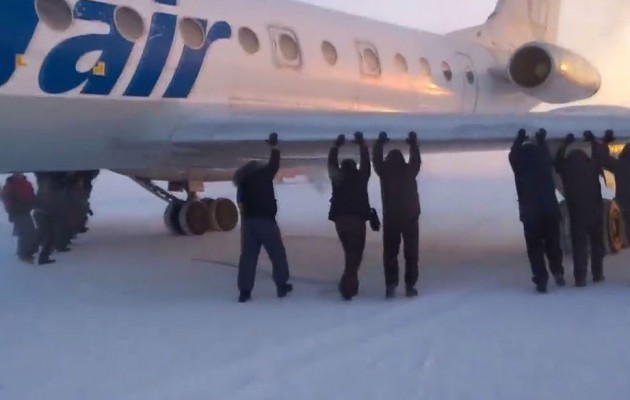 Σιβηρία: Οι επιβάτες σπρώχνουν το αεροπλάνο στους -52 °C (βίντεο)