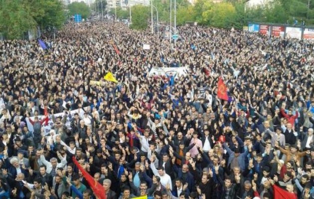 Λαοθάλασσα Κούρδων διαδηλώνει στο Ντιγιάρμπακιρ