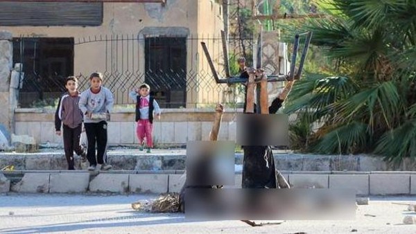 Ισλαμικό Κράτος: Μικρά παιδιά παίζουν ανάμεσα σε αποκεφαλισμένους