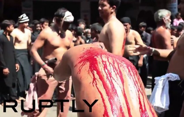 Μουσουλμάνοι: Μαστιγώνονται με σπαθιά και ξυράφια (βίντεο)