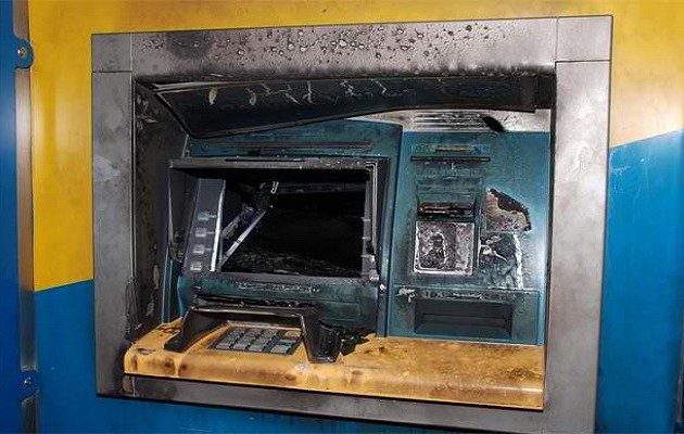 Εμπρηστικές επιθέσεις σε ATM τραπεζών σε επτά περιοχές στην Αθήνα
