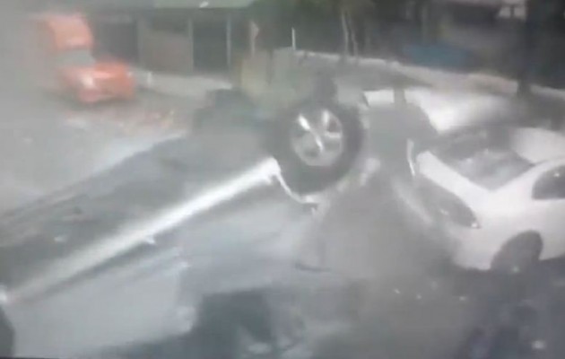 Αυτοκίνητο έπεσε από τον 3ο όροφο του πάρκινγκ (βίντεο)